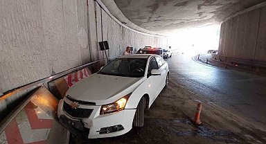 Kızlarının mezuniyet törenine giden aile 'ucube alt geçit'te kaza yaptı: 3 yaralı