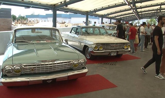 Klasik otomobil tutkunları Küçükçekmece'de bir araya geldi