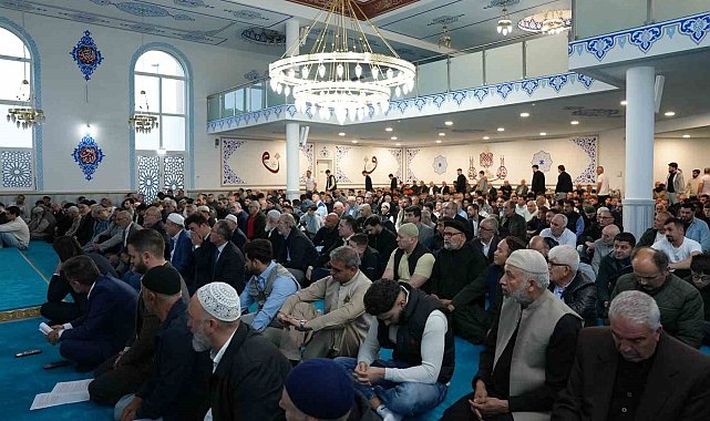 Köln'de yüzlerce Müslüman Kurban Bayramı namazını eda etti