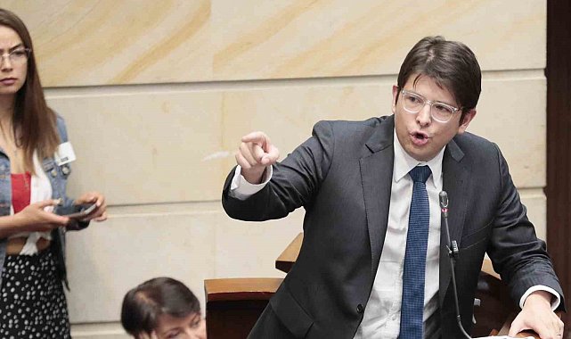 Kolombiya'da başkan adayı Uribe'ye suikast girişimi: Başından vuruldu