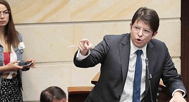 Kolombiya'da başkan adayı Uribe'ye suikast girişimi: Başından vuruldu