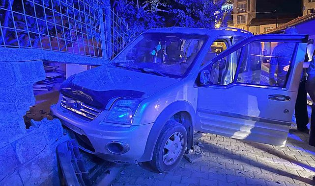 Kontrolden çıkan araç bahçe duvarına çarptı: 1 yaralı