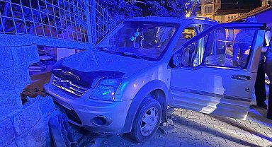 Kontrolden çıkan araç bahçe duvarına çarptı: 1 yaralı