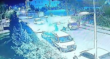 Kontrolden çıkan motosiklet otomobilin altına girdi