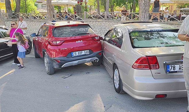 Kontrolden çıkan otomobil 3 araca çarptı: 1 yaralı