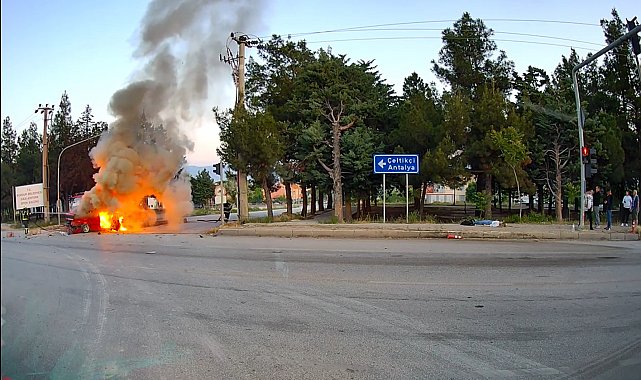 Kontrolden çıkan otomobil önce refüje, sonra tıra çarpıp alev aldı: 1 ağır yaralı
