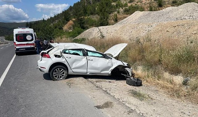 Kontrolden çıkan otomobil su kanalına uçtu