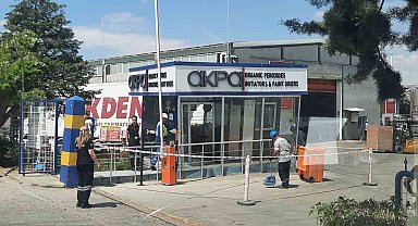 Kontrolden çıkan tır, güvenlik kulübesine çarptı: 1 yaralı