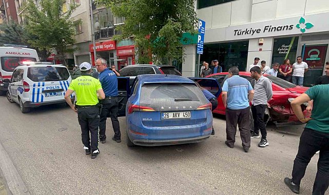 Kontrolü kaybedilen otomobil park halindeki araçlara çarptı