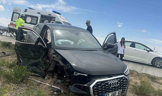 Konya'da otomobil kamyona çarptı: 2 yaralı