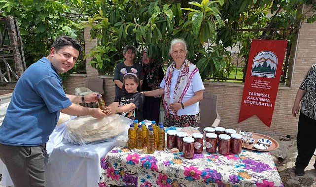 Kooperatif üyesi kadınlar bayram öncesi doğal ve lezzetli ürünleri pazara çıkardı