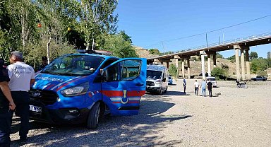 Köprüden nehre atlayan yaşlı adamı tekne turu yapanlar kurtardı