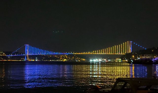 Köprüler sarı-lacivert renklerle ışıklandırıldı