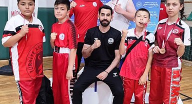 Körfez GB sporcuları madalya kürsüsünde