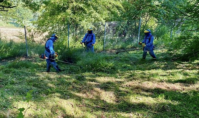 Körfez'de mezarlıkları bayrama hazır