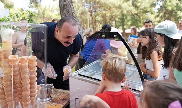 Kotan'dan çocuklara karne hediyesi dondurma ikramı