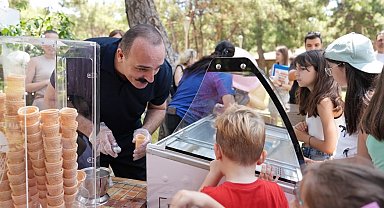 Kotan'dan çocuklara karne hediyesi dondurma ikramı