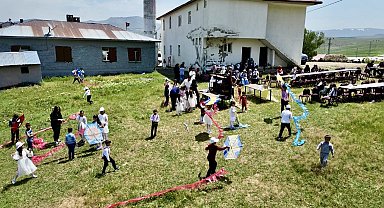 Köy çocuklarının hayali gerçek oldu, gökyüzü uçurtmalarla şenlendi