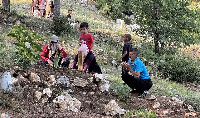 Köy sakinleri mezarlıkta buluşup dua etti