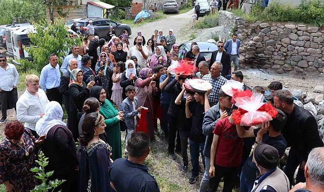 Köyde geleneksel düğün coşkusu