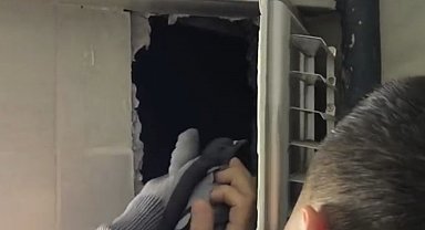 Kuaförün havalandırma boşluğuna sıkışan güvercini itfaiye ekipleri kurtardı