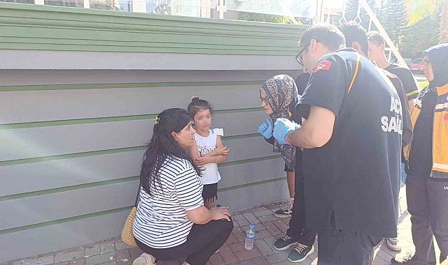 Küçük kızı, kazada hafif yaralanan annesinden ayrılmak istemedi