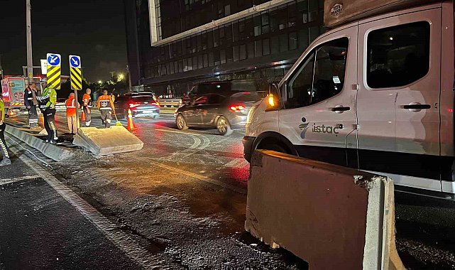 Küçükçekmece E-5'te beton bariyere çarpan otomobil yan yola girdi