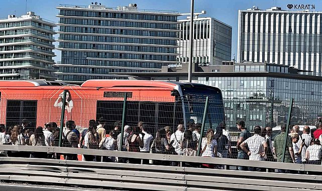 Küçükçekmece'de metrobüste yangın paniği