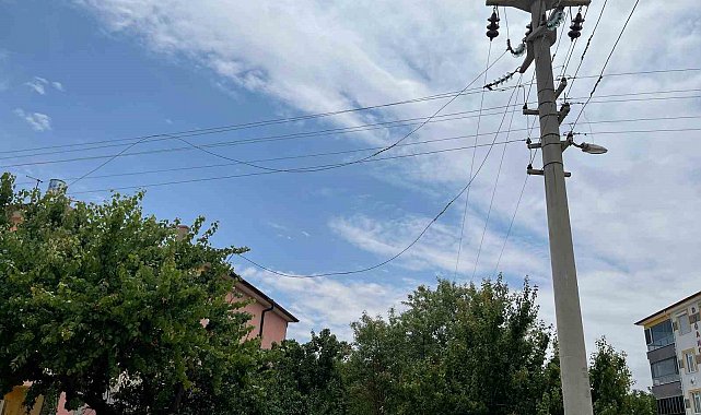 Kulu'da aşırı rüzgardan elektrik teli koptu, mahalle elektriksiz kaldı