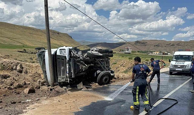 Kum yüklü tır devrildi: Sürücü yara almadan kurtuldu