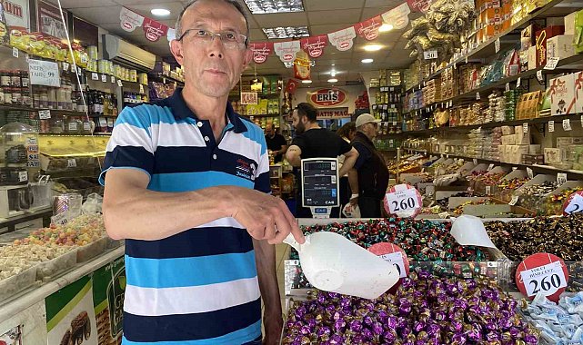Kurban Bayramı'na bir gün kala kuruyemişçilerin işleri yoğunlaştı