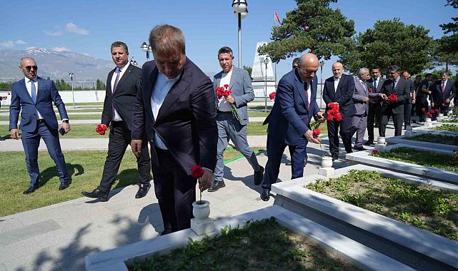 Kurban Bayramında şehitlik ve mezarlık ziyaret edildi