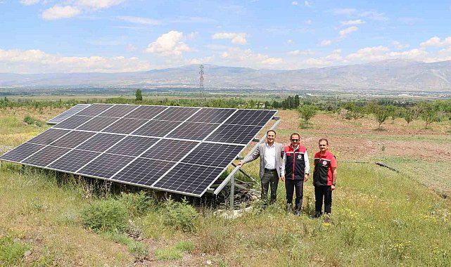 Kurduğu modern meyve bahçesinde teknolojinin imkanlarını kullanıyor
