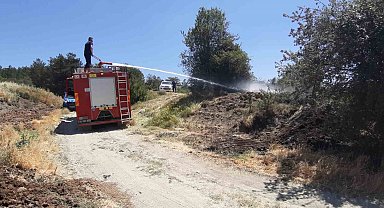 Kuru otlar alev aldı, köylüler toprakla söndürdü