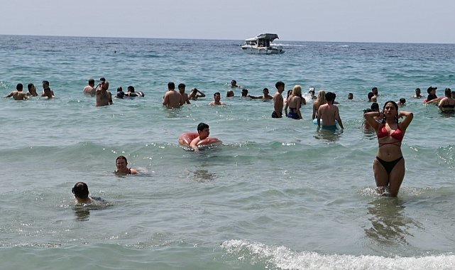 Kuşadası'nda plajlarda bayram yoğunluğu