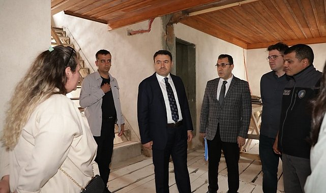 Kütahya'da Gençlik Merkezi olarak restorasyonu süren tarihi konakta inceleme