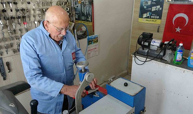 Kütahya'da Kurban Bayramı öncesi ustaların bıçak bileme mesaisi başladı