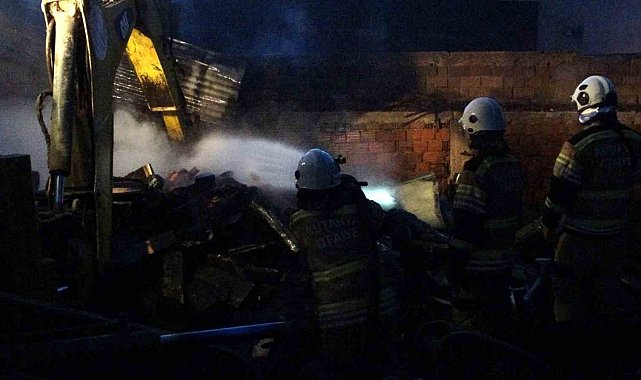 Kütahya'da tahta palet üretimi yapan atölyede yangın