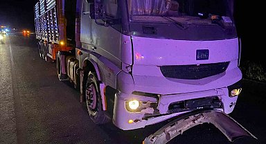 Kütahya'da tır, otomobile çarptı: 4 yaralı