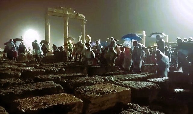 Laodikya'dan, Kızıl Ordu Korosunun şarkıları değil 'yuh' sesleri yükseldi