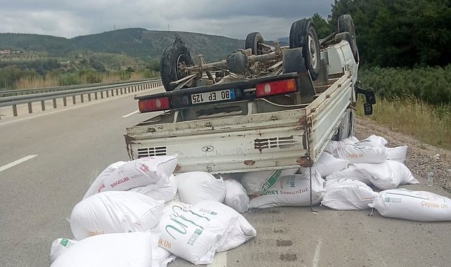 Lastiği patlayan kamyonet takla attı