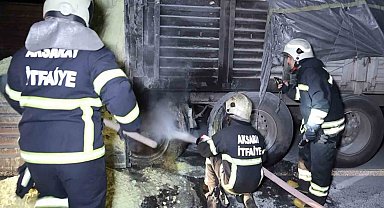 Lastiği patlayan kükürt yüklü tırda yangın paniği