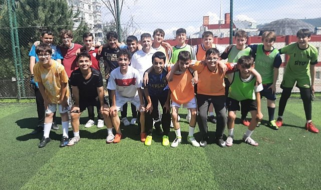 LGS öncesi moral etkinliği: Öğrenciler halı sahada stres attı