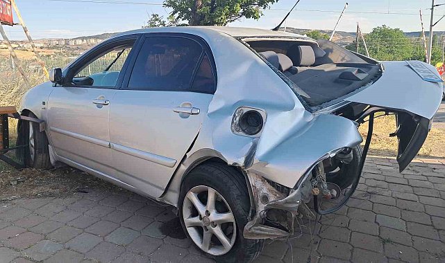 Lüks otomobilin çarpıştığı araç hurdaya döndü: 3 ağır yaralı