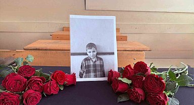 Maganda kurşunuyla ölen öğrencinin masasına gül bırakıldı