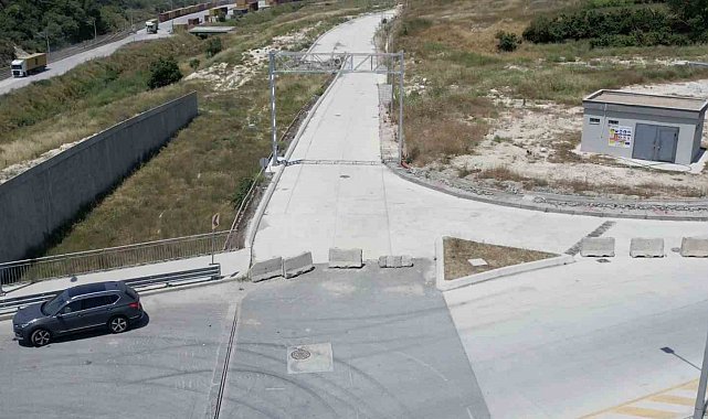 Mahalle sınırındaki kamu yolları beton bloklarla trafiğe kapatıldı