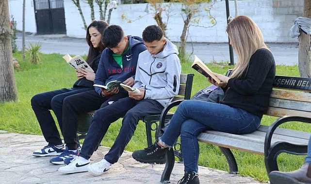 Mahalleli kitap okusun diye muhtarlığı kütüphaneye çevirdi