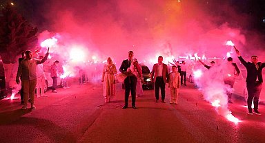 Mahalleyi festival alanına çevirerek kız istemeye gitti