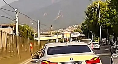 Makas atan sürücü kameraya yakalandı