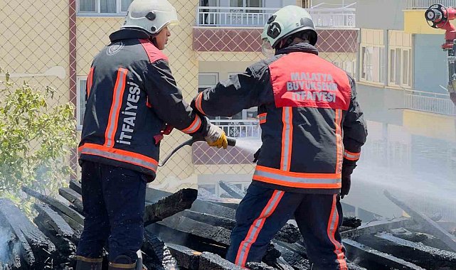 Malatya'da ağır hasarlı okulun çatısında korkutan yangın